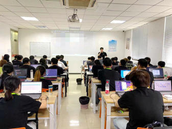 高.考分数低上不了好大学?来中博学习热门IT技术吧,给自己一个好未来!